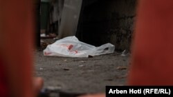 Qese e plastikës e hedhur në një rrugë në Prishtinë. Sipas të dhënave të autoriteteve në Kosovë, gjatë një viti, mesatarja e mbeturinave për kokë banori është 273 kilogramë apo 0.75 kilogram në ditë.