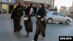 Studentet afgane largohet nga Universiteti i Kabulit në Afganistan. 21 dhjetor 2022. Fotografi ilustruese. 