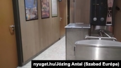 Kapu egy M1-es autópálya melletti gyorsétterem vécéjéhez (képünk illusztráció)