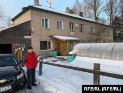 Геннадий Васильевич около дома