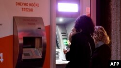 От два от три банкомата в страната вече могат се теглят евробанкноти 