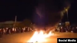 تصویری ویدیویی از اعتراضات شبانه در شهر دشتی استان هرمزگان