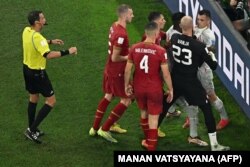 Vanje Milinković Savić je na utakmici protiv Švajcarke uhvatio za vrat Granita Džaku