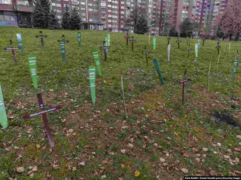 Iz Centra ističu da je jedan od problema i pravdanje ubistava. Iako je više uvjetno rečeno pozitivnih reakcija onih koji kažu da o tome treba govoriti, da treba raditi na prevenciji, kao strašne ocjenjuju reakcije pojedinih muškaraca &quot;koji se iz nekog razlika prepoznaju u porukama koje mi vezujemo za femicid&quot;.