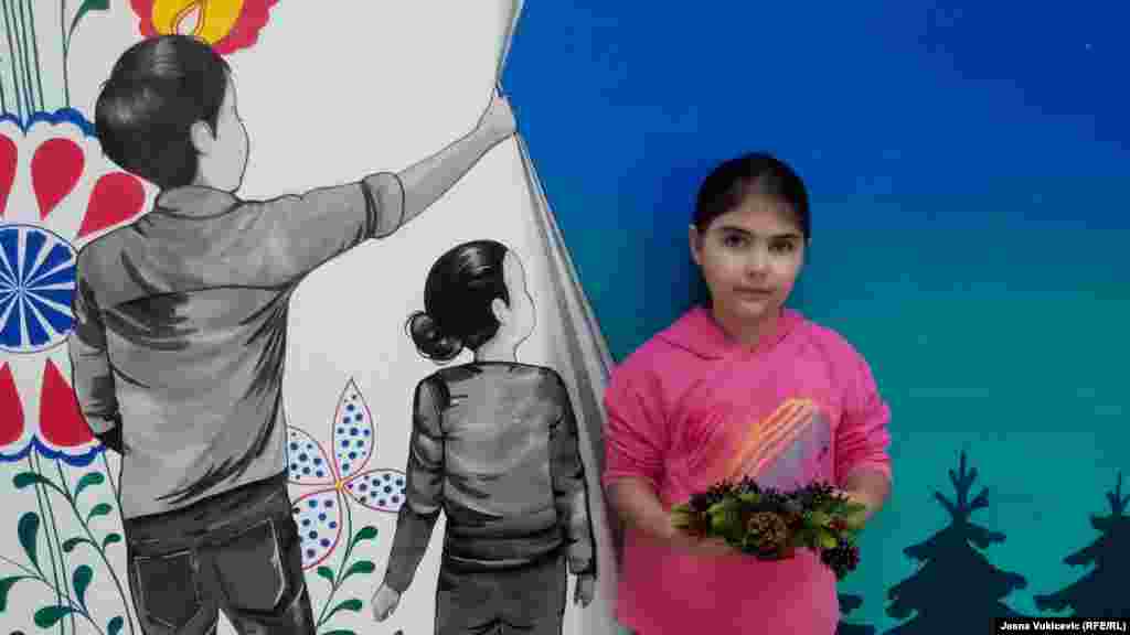 Mila je u Budvi sa babom i bratom, roditelji su u Ukrajini, a mama uskoro dolazi za praznike. Iako joj je sedam godina, razumije da rat razdvaja porodice: &quot;Moja želja je da se rat završi, i sve bude dobro&quot;, kaže. &nbsp;