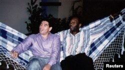 Футболните звезди - бразилецът Пеле и аржентинецът Диего Марадона