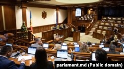 Documentul de politică fiscală și vamală a fost criticat, încă în prima lectură, de opoziția parlamentară, care a acuzat că aceasta reprezintă „un amalgam de interese”, și nu „interesele statutului”. 