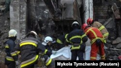 მაშველებს დაღუპულის ცხედარი გააქვთ უკრაინის დნეპროპეტროვსკის ოლქზე რუსეთის ჯარების შეტევის შედეგად დანგრეული სახლიდან (ფოტო არქივიდან) 