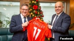 Премиерот Димитар Ковачевски му подари македонски дрес на Дерек Шоле, советник во американскиот Стејт департментот во Скопје