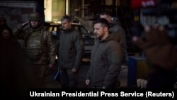 Ukrajinski predsednik Volodimir Zelenski minutom ćutanja odaje počast poginulim braniocima dok je 20. decembra bio u poseti vojnicima na njihovim položajima u gradu Bahmutu na liniji fronta.