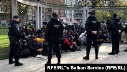 Policija stažari oko ljudi u pokretu u parku kod železničke stanice u Beogradu, 1. decembar 2022.