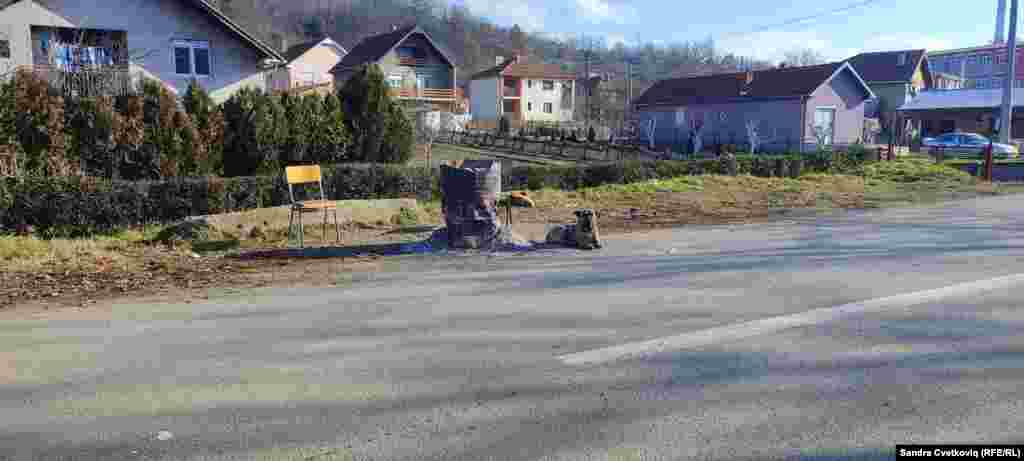 Gjurmë nga zjarri që kanë përdorur për t&#39;u ngrohur personat që rrinin në barrikadat e vendosura në rrugë në fshatin Rudarë.