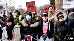 Tüntetés New Yorkban az iráni kivégzések ellen az iráni diplomácia irodája előtt 2022. december 17-én