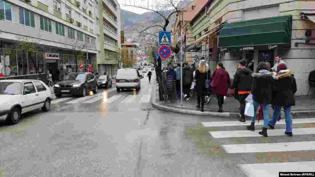 Začelje kolone mladih pri kretanju ka mostu Mostu maršala Tita.