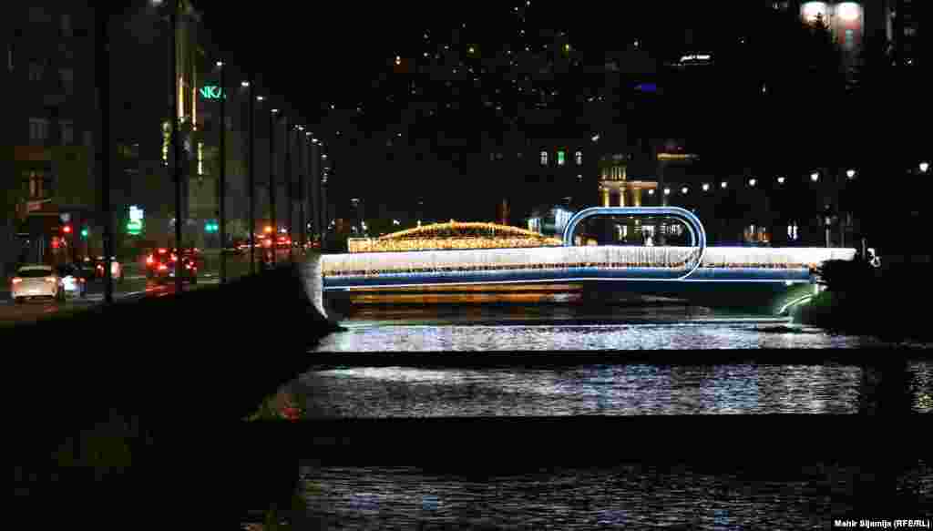 Nalazi se kod Akademije likovnih umjetnosti.