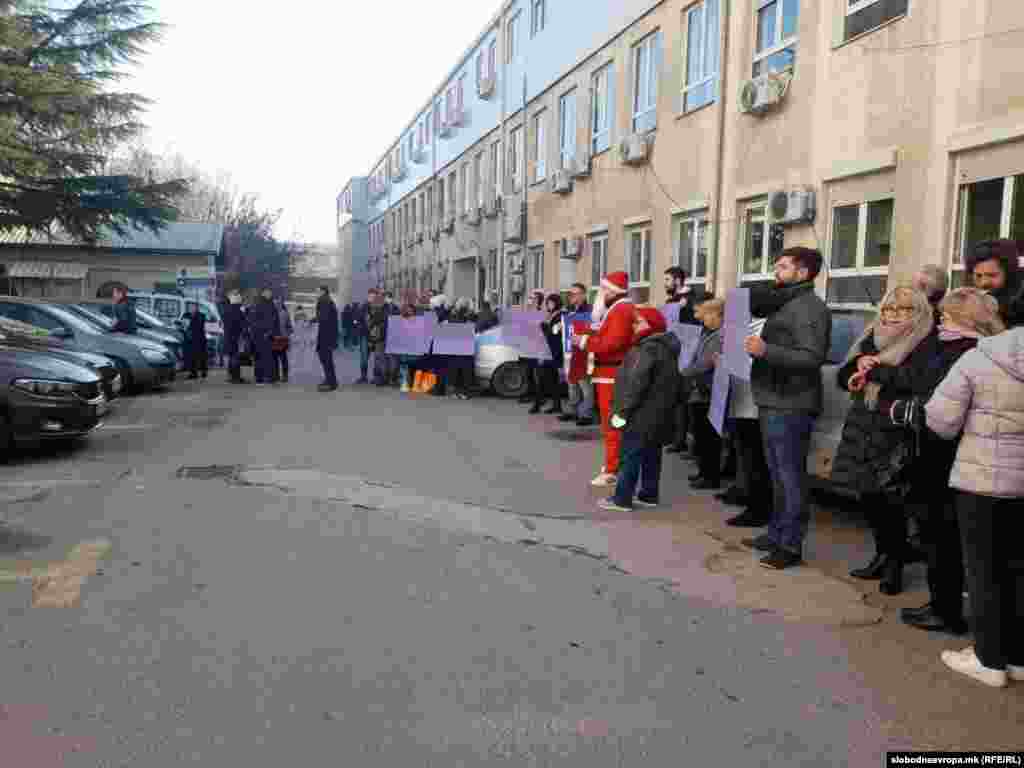 И пациентите и нивните роднини велат дека се разочарани од односот кон нив: Ретки сме, но постоиме. Доста е преговори!