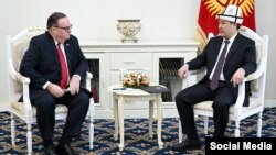 Лесли Вигери и Садыр Жапаров.