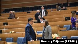 Konstituirajuća sjednica Zastupničkog doma PS BiH održana je 1. decembra 2022. i nova većina izabrala je rukovodstvo. Na fotografiji aktualni predsjedavajući Vijeća ministara BiH Zoran Tegeltija (SNSD) u razgovoru s ministricom civilnih poslova BiH Ankicom Gudeljević (HDZ BiH)