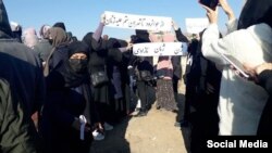 حضور معترضان بر سر مزار کشته‌شدگان اعتراضات در جوانرود