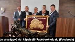 Debrecen korábbi polgármestere, Kósa Lajos fideszes képviselő 2020 júniusában osztotta meg ezt a képet a Facebook-oldalán: „MotoGP-pálya épül Hajdúnánás mellett, 2023-ban már futamokat is rendezhetnek”