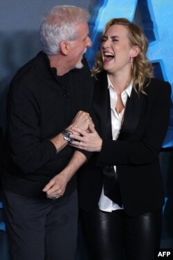 Камерън и Кейт Уинслет на промотиране на "Аватар: Природата на водата", 4 декември 2022, Лондон.