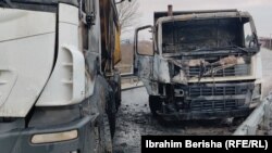 Dy kamionët e djegur në veri.
