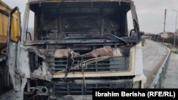 Një nga kamionët e djegur në veri.