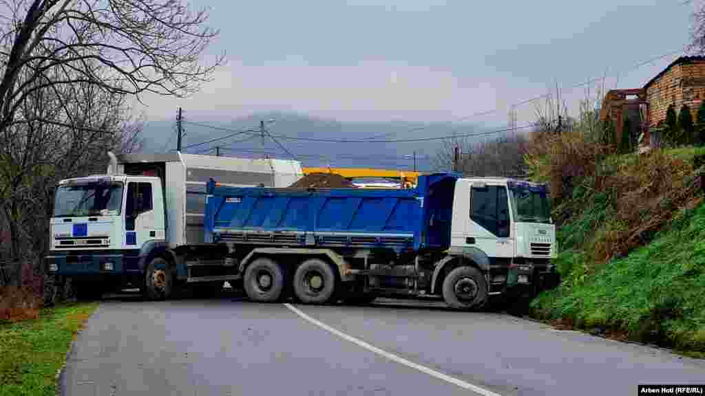 Rrugët në fshatin Rudarë vazhdojnë të jenë të bllokuara.&nbsp;