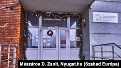 Karácsonyi dekoráció a Zanati úti hajléktalanszálló bejáratánál