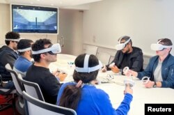 Дизајнерите на првиот египетски виртуелен град Метатут за време на виртуелна тура во Метаверзумот во Каиро, 5 декември 2022