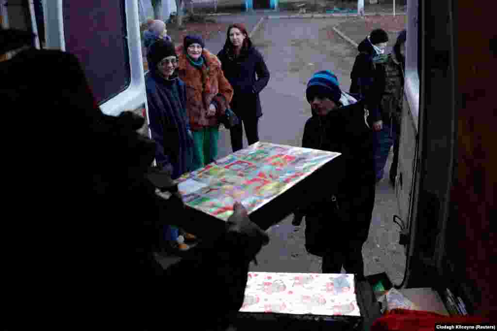 Trinaestogodišnji Stanislav čeka svoj red u zadnjem delu kombija. Kašuvara je počeo da organizuje humanitarnu pomoć Ukrajini 2014. dok je radio kao novinar. &nbsp;