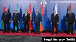 Президент Беларуси Александр Лукашенко, президент Казахстана Касым-Жомарт Токаев, президент Кыргызстана Садыр Жапаров, премьер-министр Армении Никол Пашинян, президент России Владимир Путин и президент Таджикистана Эмомали Рахмон