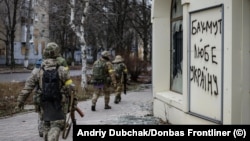 „Експлозии секоја минута:“ во Бахмут додека беснеат борбите