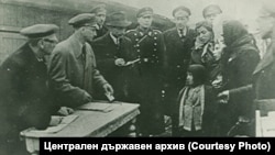 Еврейско дете и близките му преди натоварването им на кораби в пристанището в Лом и депортирането им към Треблинка, март 1943 г. Снимката е от Държавния архив.