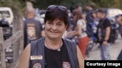 Katica je svom partneru pustila film "Veće od traume" kako bi mu ispričala iskustvo ratnog silovanja koje je prošla. (prizor iz dokumentarca)