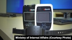 Pajisje për monitorim elektronik, që ndihmojnë në parandalimin e dhunës. Fotografi ilustruese nga arkivi.