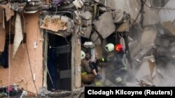 Операция по спасению жильцов разрушенного дома в Днепре после российского ракетного обстрела, январь 2023 года