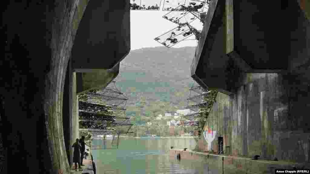 Дражен Йованович, директор на Музея за военноморско наследство в Тиват, казва, че такива бази са разпръснати по Адриатическото крайбрежие на бивша Югославия.