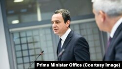 Kryeministri i Kosovës, Albin Kurti, gjatë një konference për media me ministrin e Jashtëm, Xhelal Sveçla. 