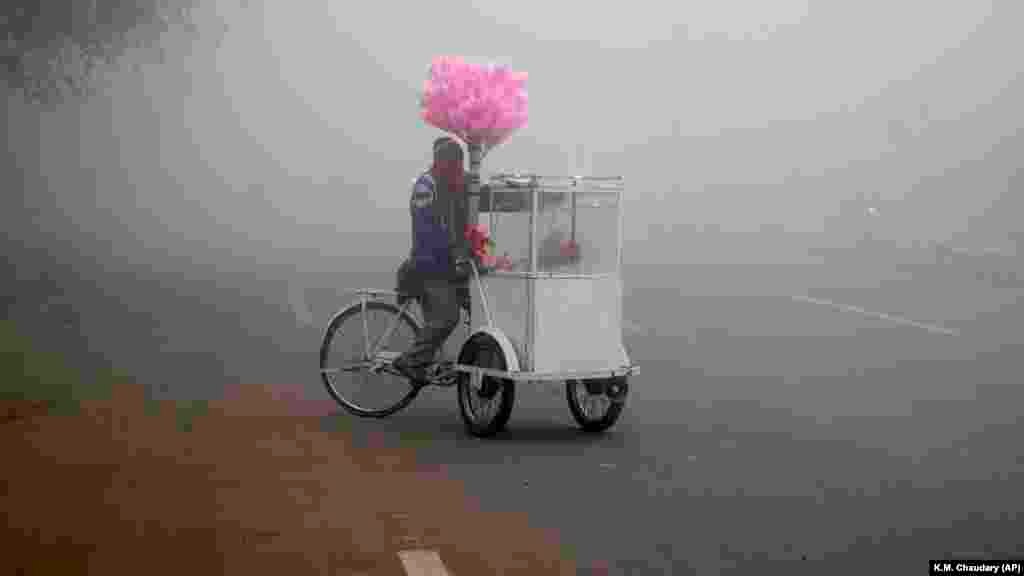 Vânzător de vată de zahăr la Lahore, în Pakistan.&nbsp;