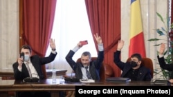 Fost parlamentar AUR, exclus din partid pentru agresarea soției și reprimit pentru asigurarea numărului de parlamentari necesar moțiunii simple, Dumitru Focșa(centru), vota în comisie și înregistra votul cu telefonul.