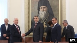 Проф. Николай Габровски (вляво) се ръкува с лидера на ДПС Мустафа Карадайъ в началото на срещата 