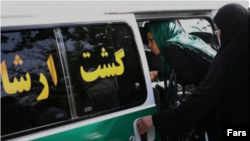 عفو بین‌الملل می‌گوید ادامه قوانین و مقررات کنونی به افراد غیررسمی نیز این امکان را می‌دهد که زنان و دختران را به طور روزانه در ملاء عام مورد آزار و اذیت و تجاوز قرار دهند