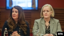 На подписването присъстваха посланичките на САЩ Херо Мустафа (вляво) и на Швеция Катарина Рангнит.