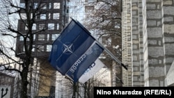 ტალინში CR14- ის სასწავლო ცენტრის შენობის ფასადზე ნატოს და ესტონეთის დროშები ფრიალებს