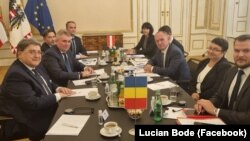 Eșecul neaderării României la spațiul Schengen este și unul diplomatic. Pentru a-l camufla, politienii de la putere încurajează valul de naționalism apărut ca rezultat al frustrării. O mișcare riscantă de care ar putea profita AUR. (Lucian Bode și omologul său Gerhard Kerner). 