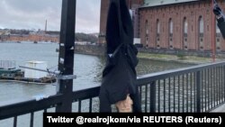 Obešena lutke sa likom turskog predsednika Redžepa Tajipa Erdoana ispred gradske kuće u Stokholmu prošle nedelje