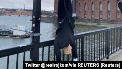 Manekimi që i ngjason presidentit të Turqisë, Recep Tayyip Erdogan, i varur me kokëposhtë në Stokholm. 