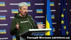Ministrul Culturii din Ucraina, Oleksandr Tkachenko și-a anunțat vineri înaintarea demisiei, la scurt timp după ce președintele Zelenski a cerut finanțarea proiectelor culturale necesare în prezent din surse externe.