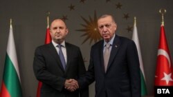 Румен Радев беше посрещнат от Реджеп Ердоган в Истанбул